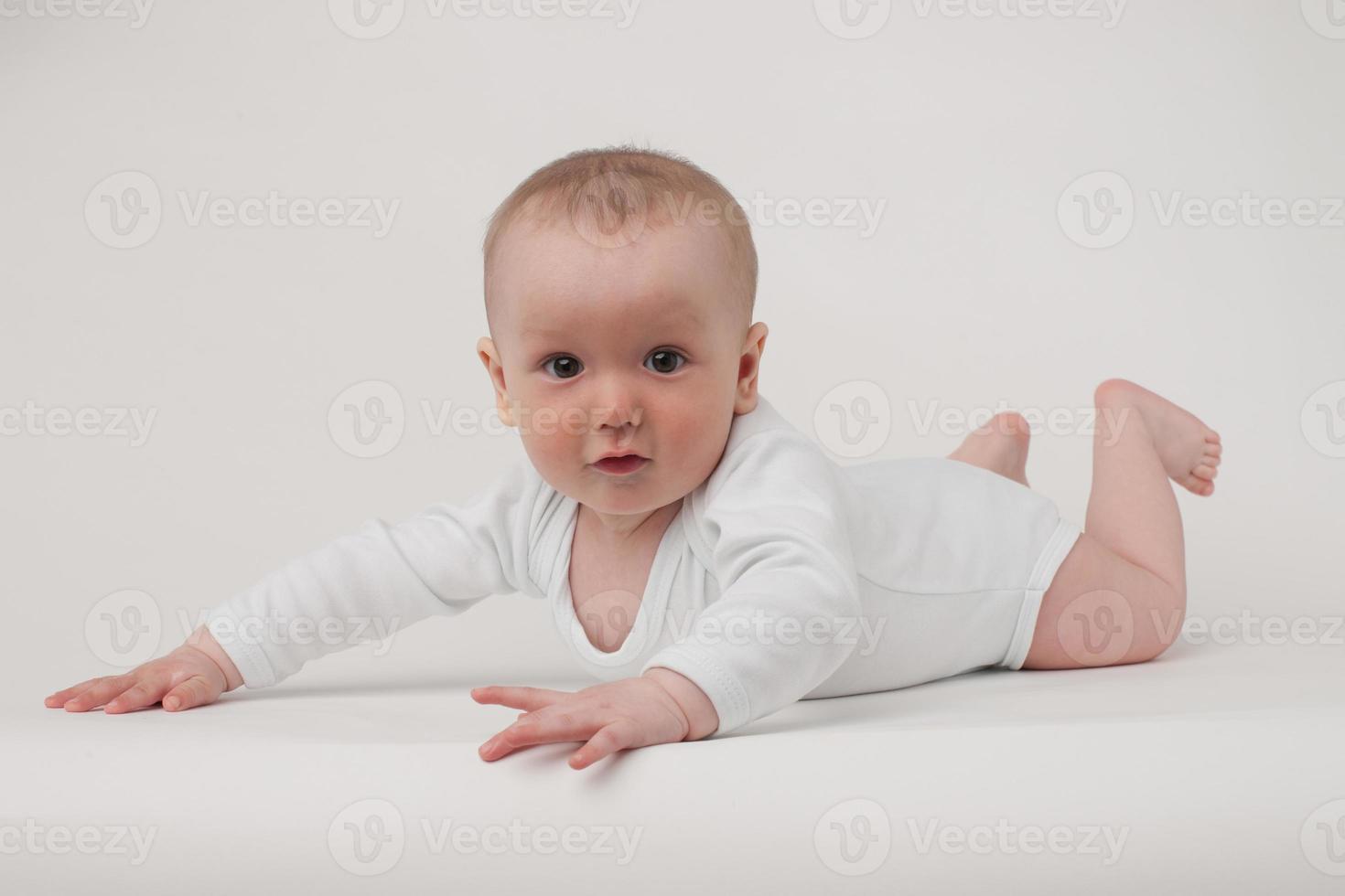 bebé sobre un fondo blanco foto