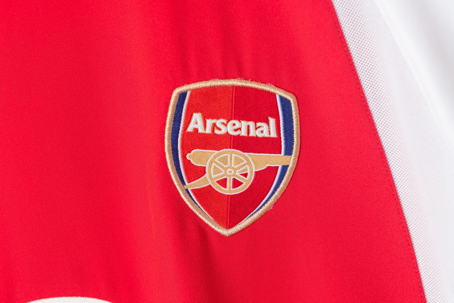 bangkok, tailandia - 18 de enero de 2022 - logotipo del arsenal en la camiseta retro del arsenal temporada 2000-2002 foto