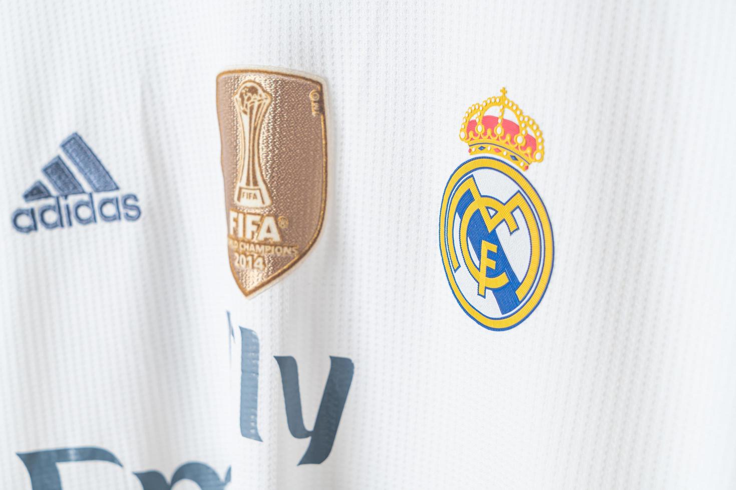 bangkok, tailandia - 18 de enero de 2022 - camiseta del real madrid camiseta local temporada 2014-2015 foto