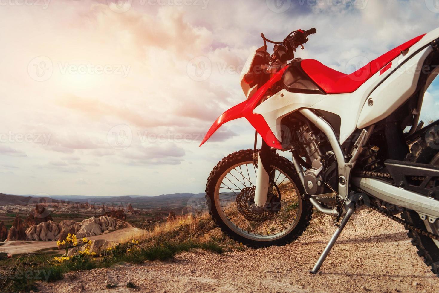 bicicleta de motocicleta panorama de formaciones geológicas únicas en capadocia turquía. foto