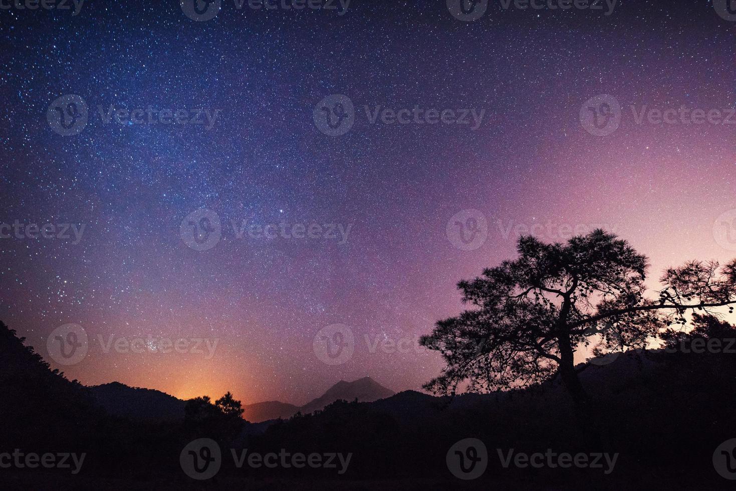 fantástica lluvia de meteoritos de invierno y montañas en la niebla foto