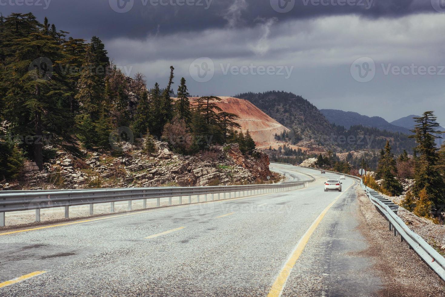 hermosa carretera escénica en las montañas. paseos en coche sobre surf de asfalto foto