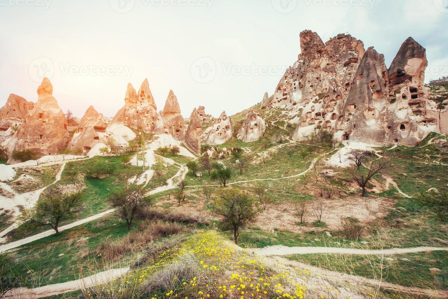 Formaciones geológicas únicas en el valle de Capadocia, central y foto