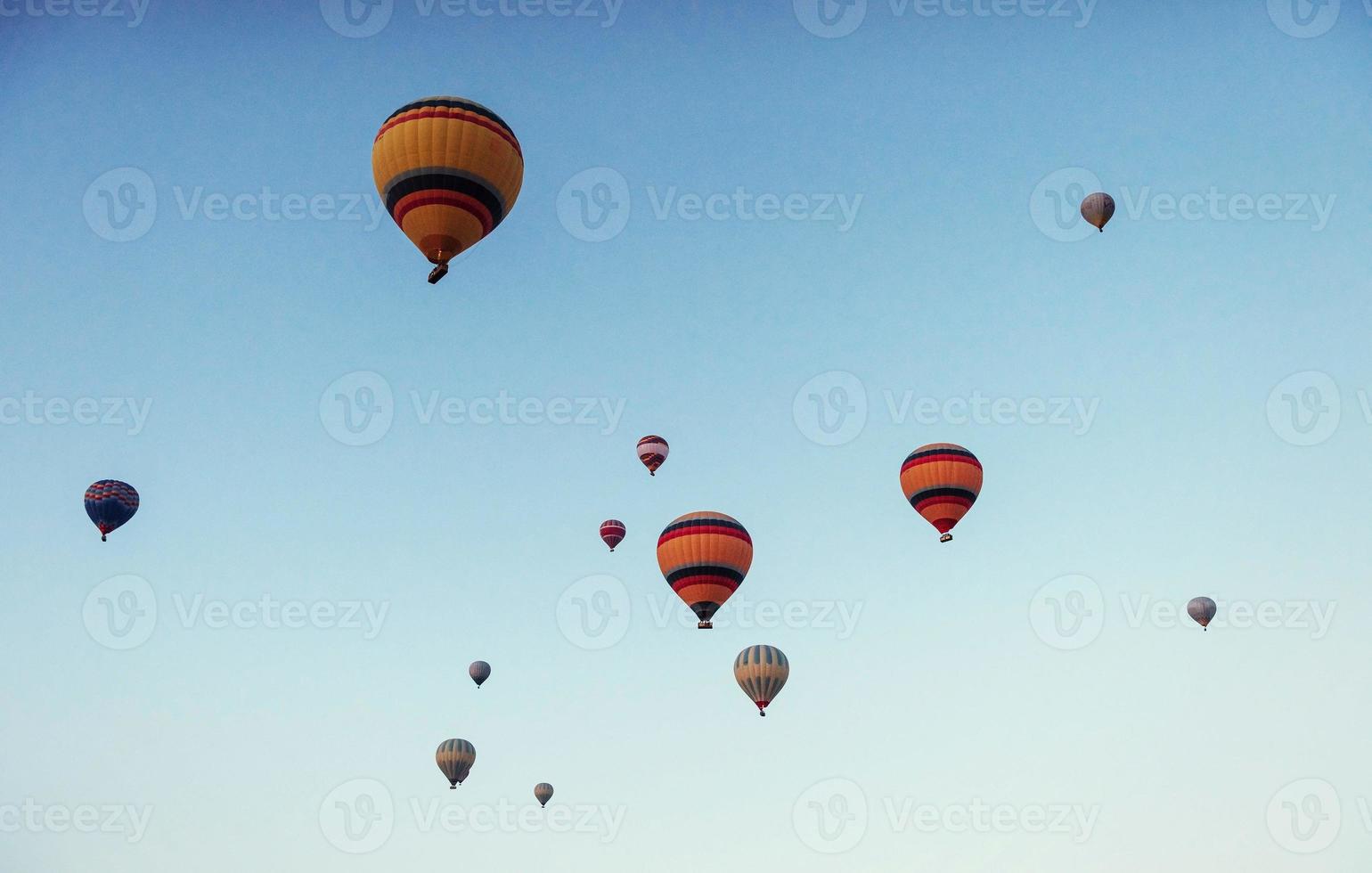grupo de coloridos globos aerostáticos contra un cielo azul foto