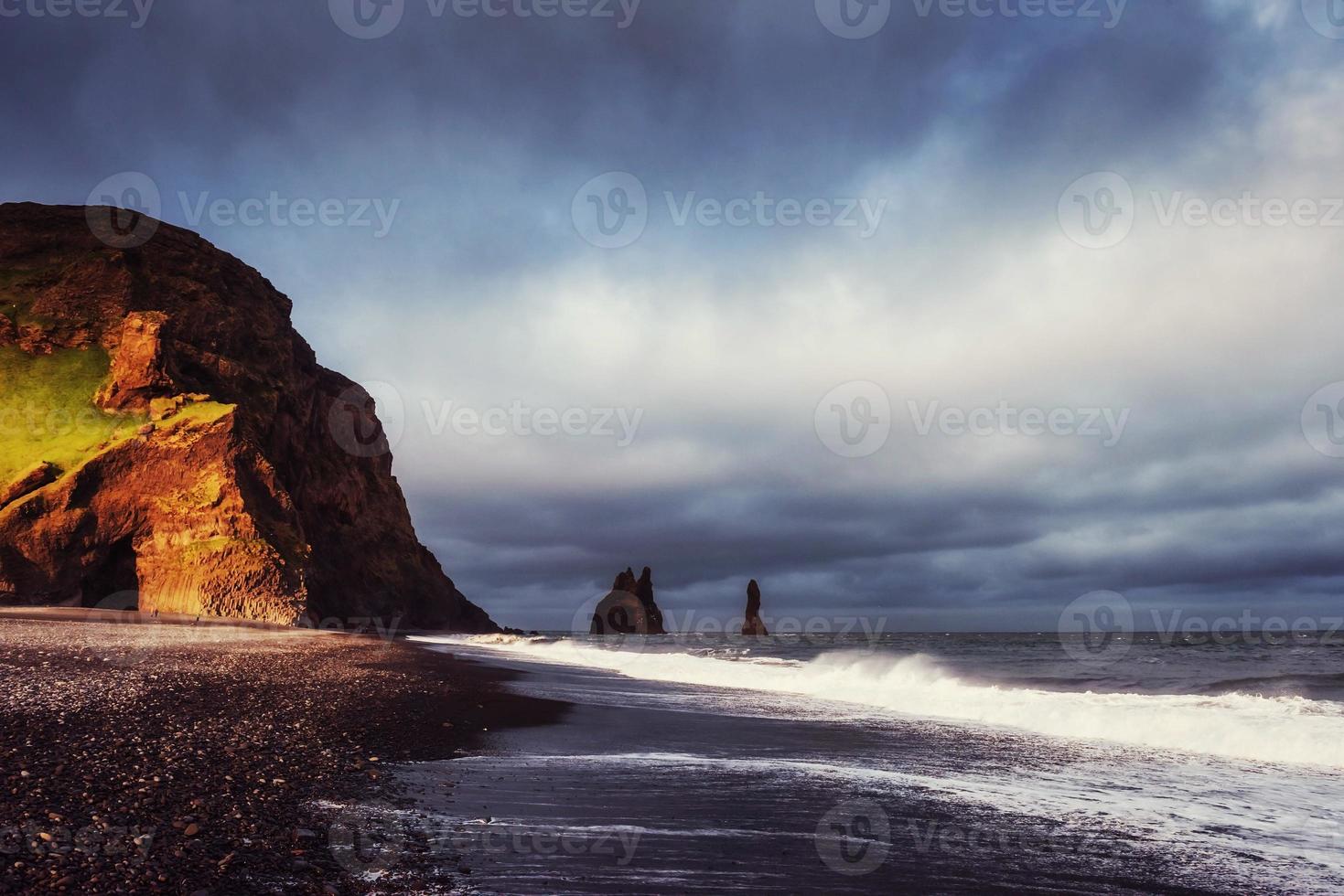 los dedos de los pies del troll de roca. acantilados de reynisdrangar. playa de arena negra foto