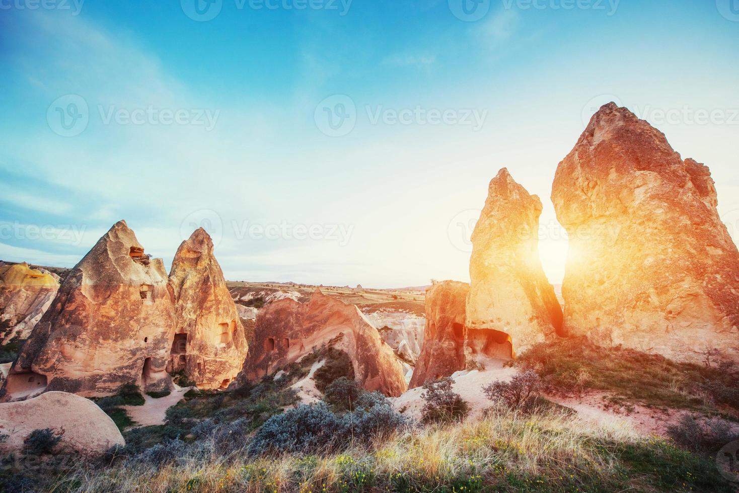 Formaciones geológicas únicas en el valle de Capadocia, central y foto