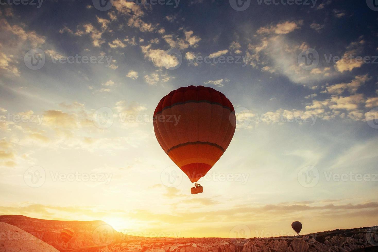 bola de colores en el cielo al atardecer. capadocia pavo. foto