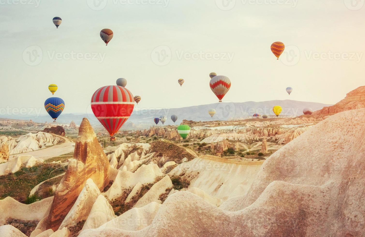 coloridos globos aerostáticos volando sobre el valle rojo en capadocia, foto