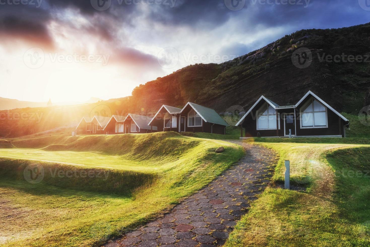 Ciudad de la edad de los edificios al atardecer en Islandia foto