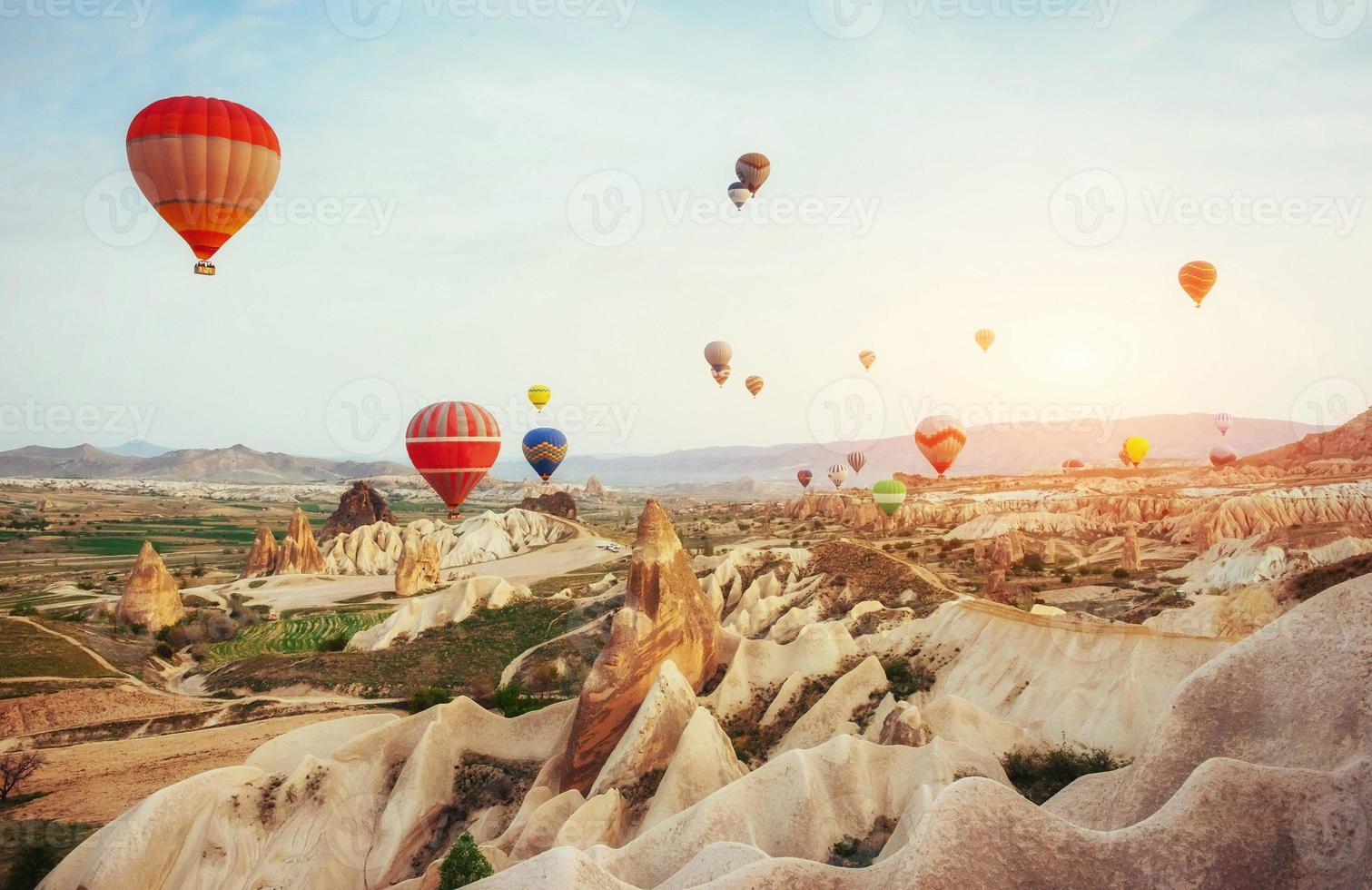 coloridos globos aerostáticos volando sobre el valle rojo en capadocia, foto