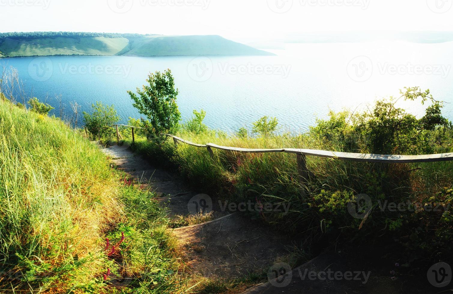Fantásticas vistas del sendero en la colina que conduce al pintoresco lago. foto