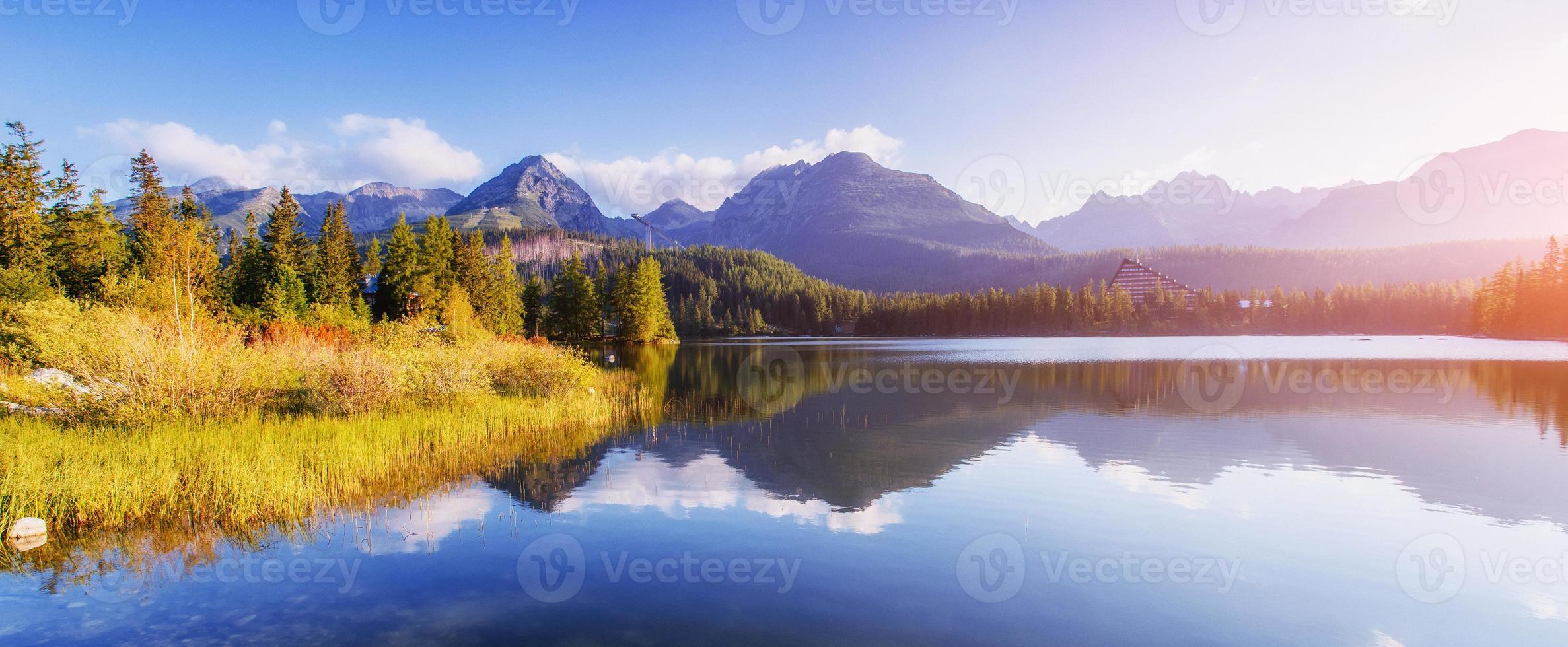 lago strbske pleso en alta montaña tatras, eslovaquia europa foto