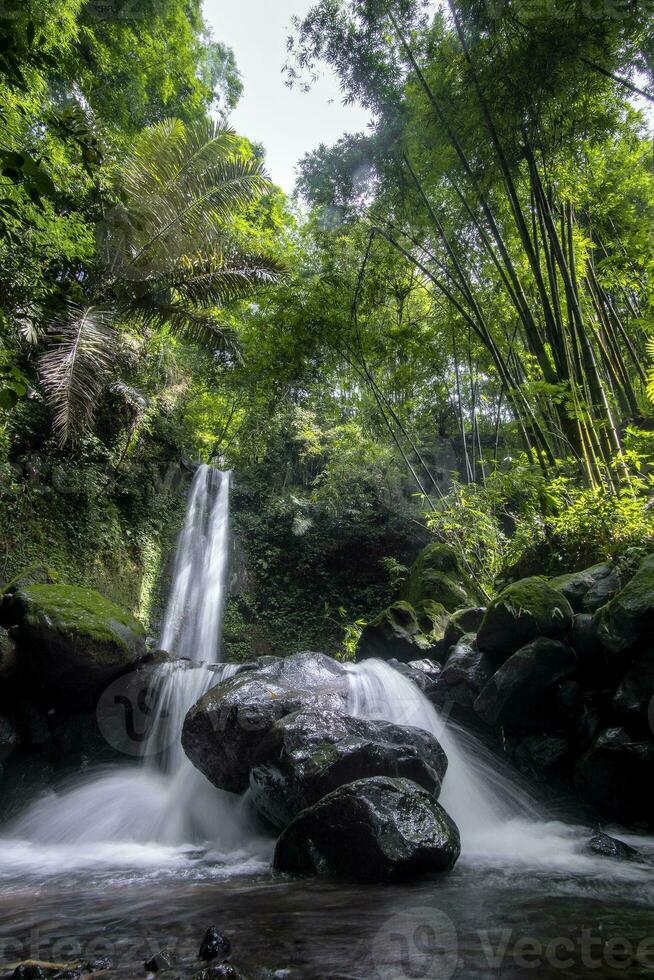 Impresionante fondo de pantalla de otoño Purbosono Cascada oculta en Wonosobo, Indonesia. foto