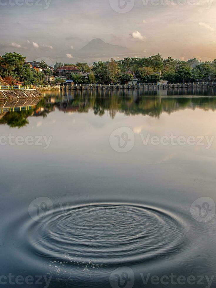 reflejo del embalse natural tambakboyo por la mañana foto