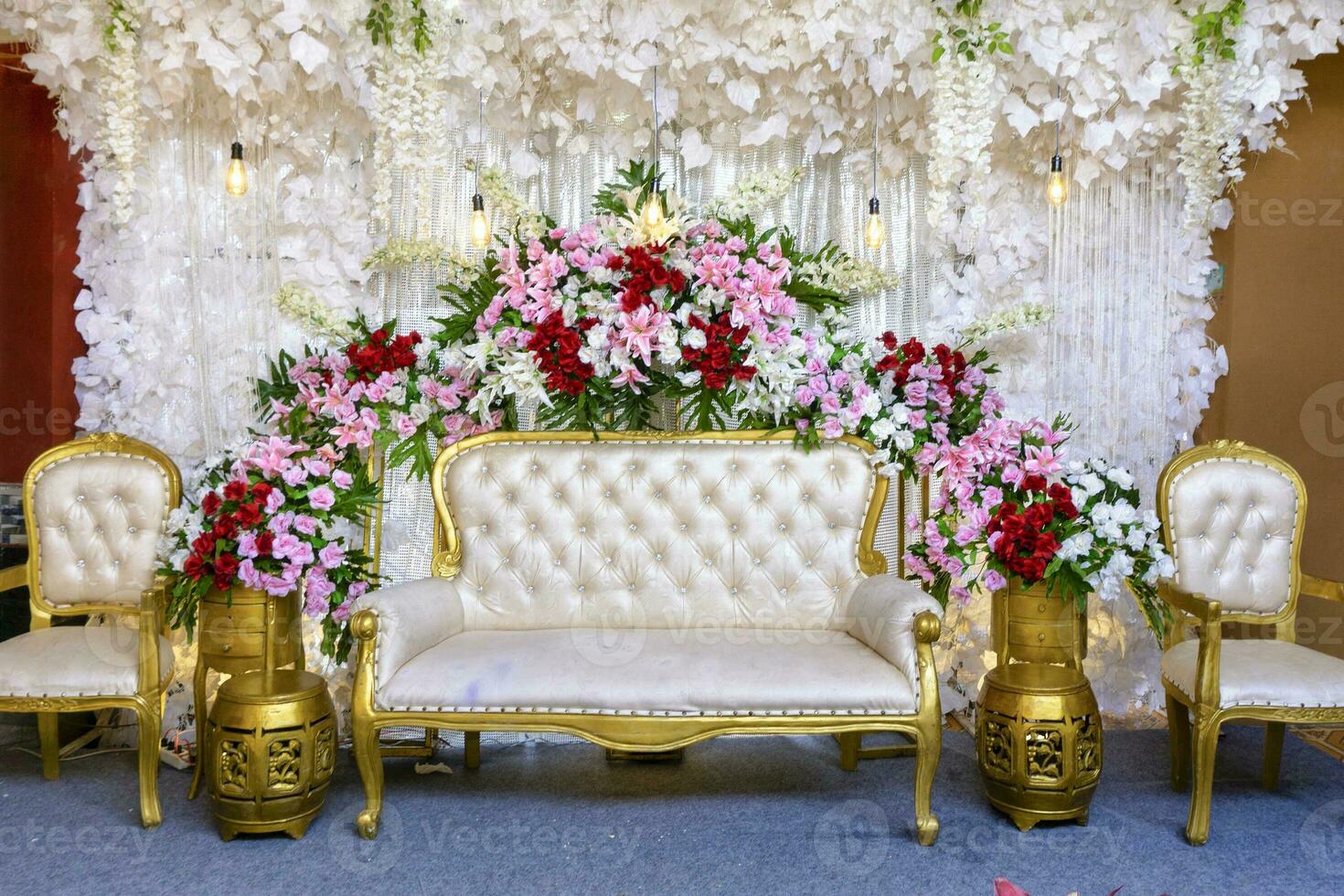 White wedding chair wedding decoration photo