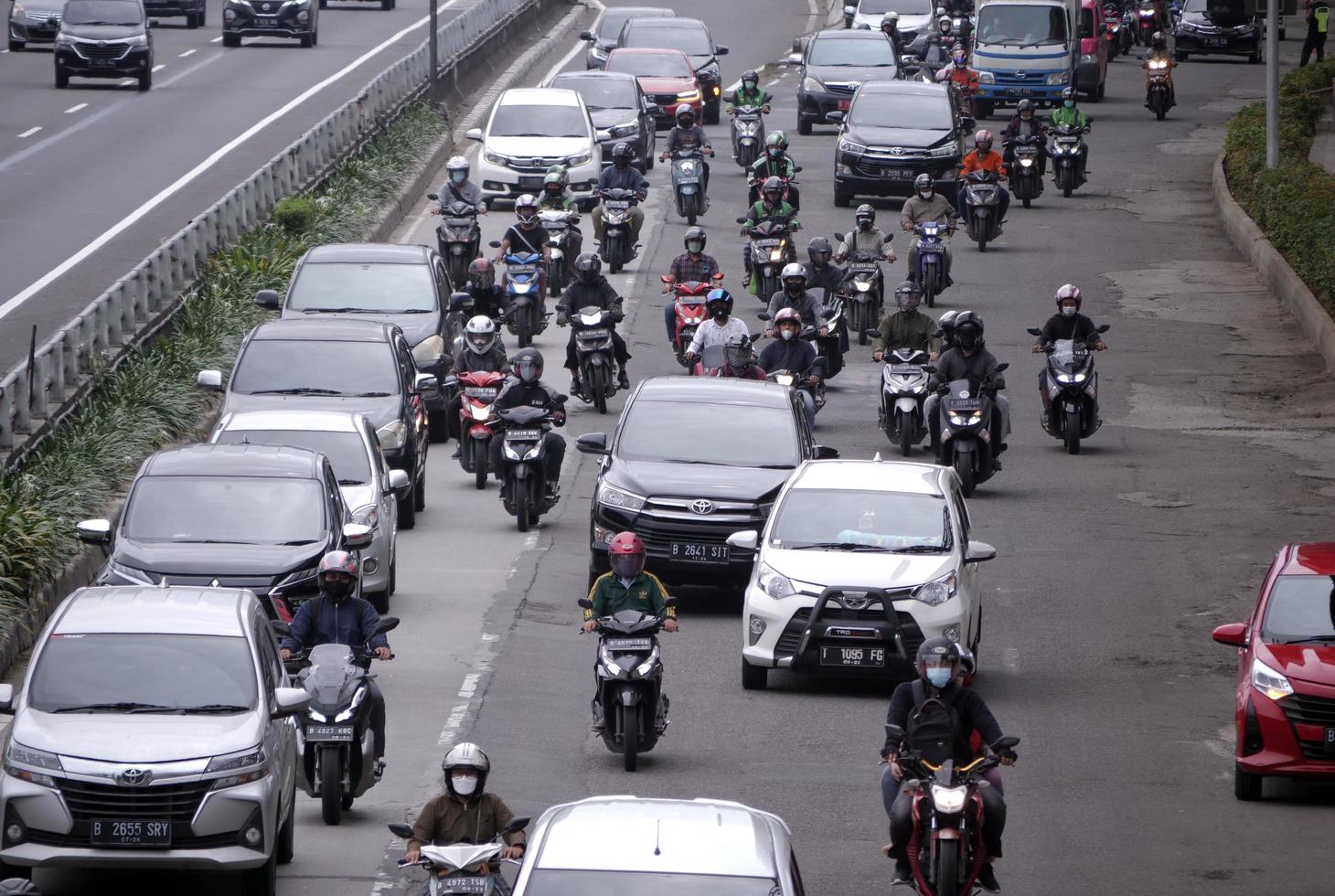 jakarta, indonesia, 2022-tráfico en la carretera de jakarta foto