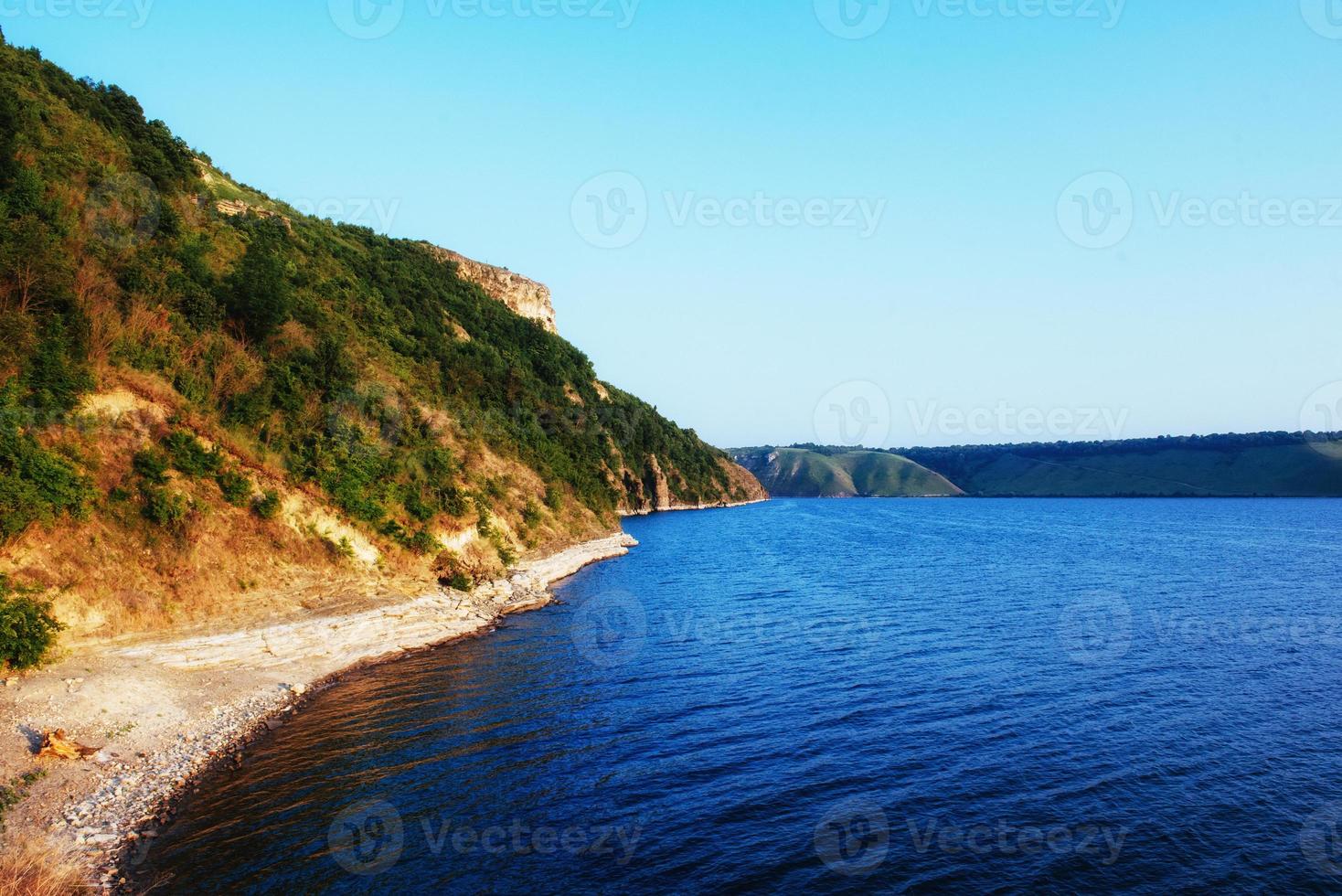 Fantásticas vistas del sendero en la colina que conduce al pintoresco lago. foto