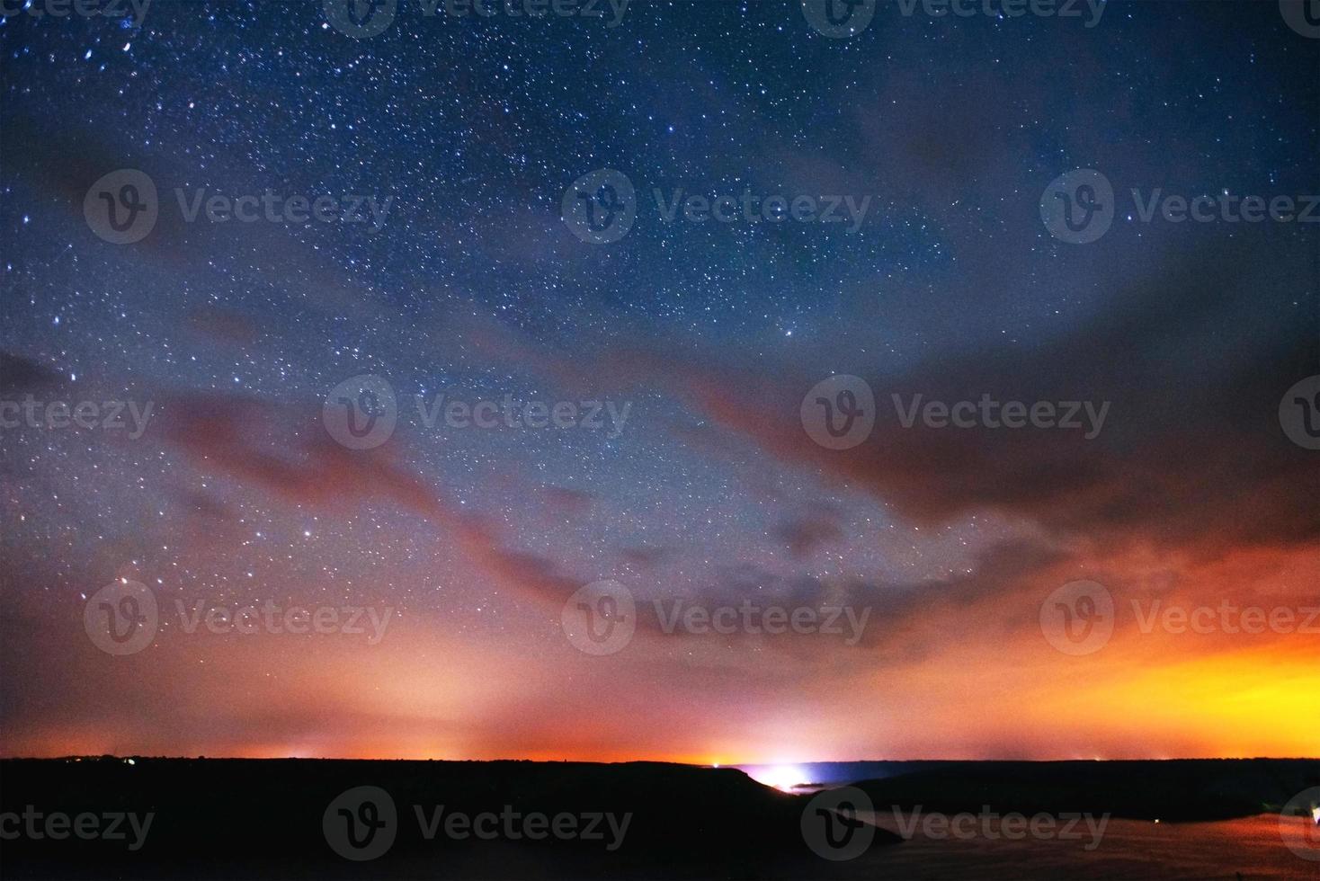 fantástica lluvia de meteoritos de invierno y las montañas nevadas foto