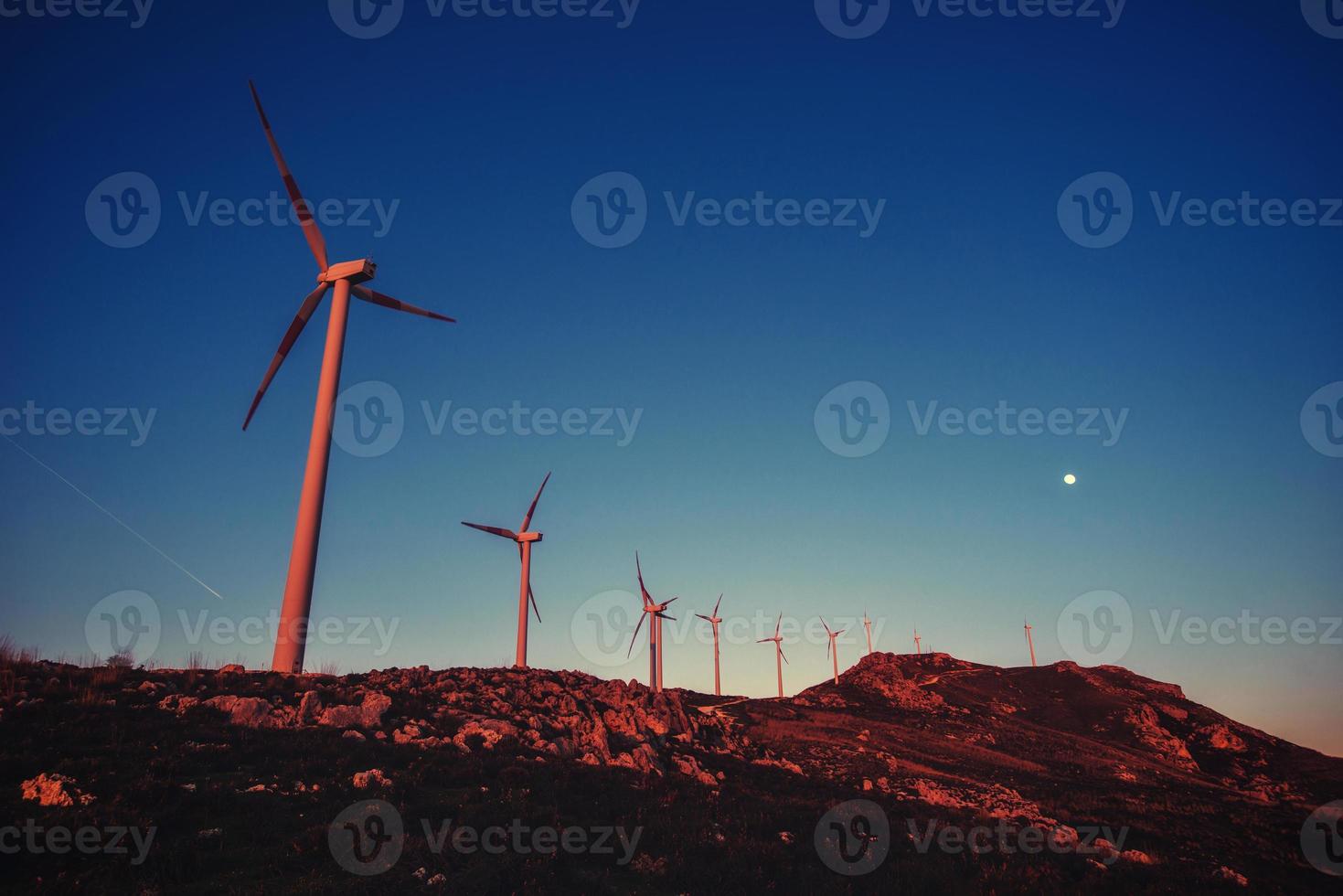 aerogeneradores solares al atardecer. foto