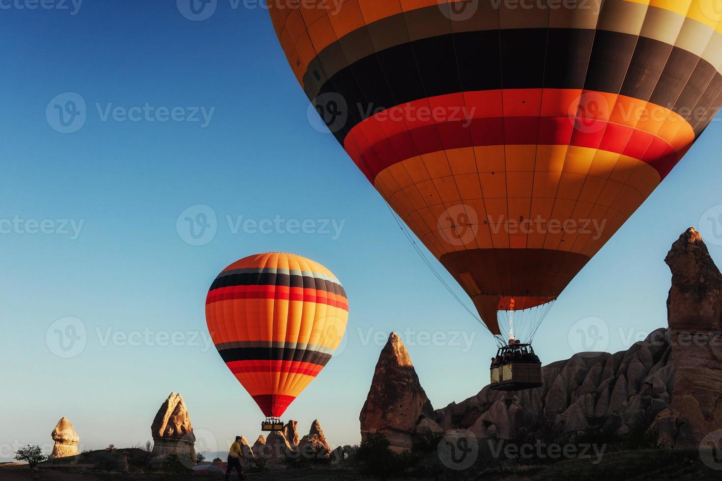 globo de aire caliente de color con vista de cerca contra foto