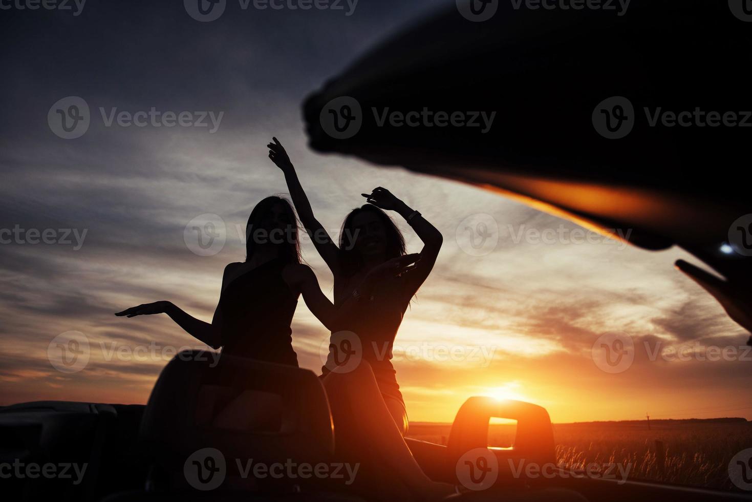 jóvenes dos mujeres en una sesión de fotos. chicas posando con gusto foto