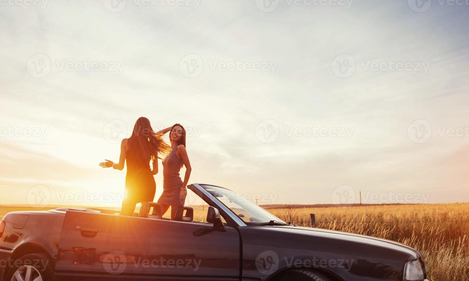 jóvenes dos mujeres en una sesión de fotos. chicas posando con gusto foto