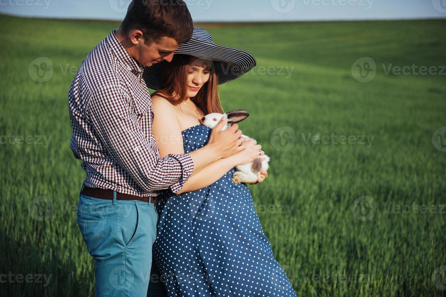 mujer embarazada con su marido y conejo foto