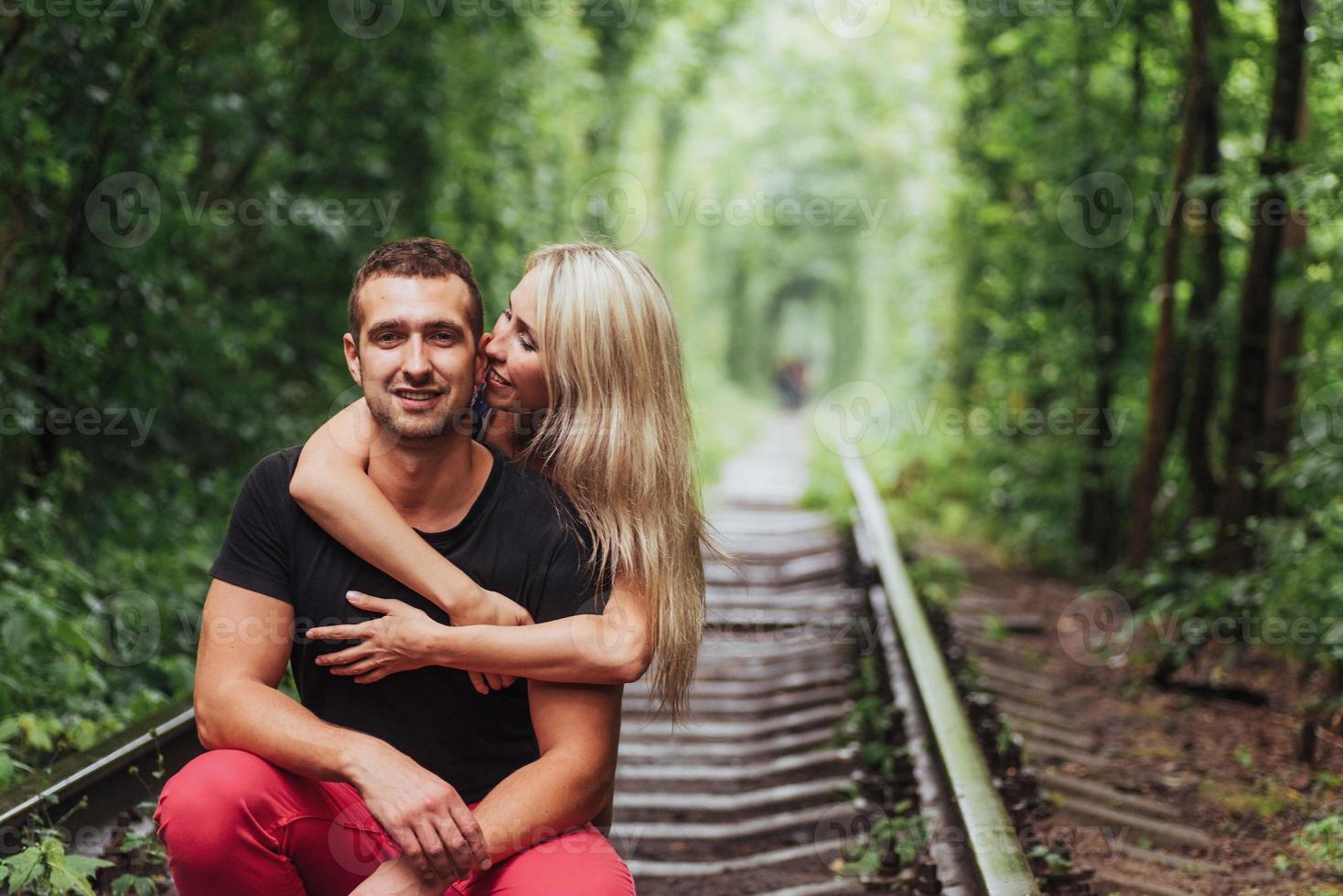 pareja amorosa enamorada túnel camino de hierro foto