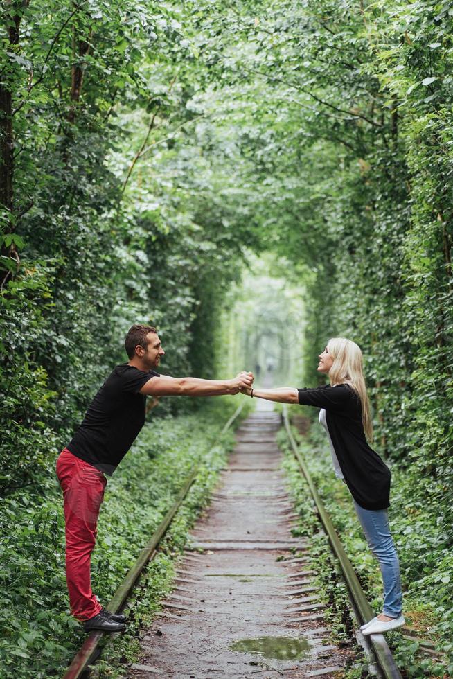 pareja amorosa en el camino de hierro. Ucrania. foto