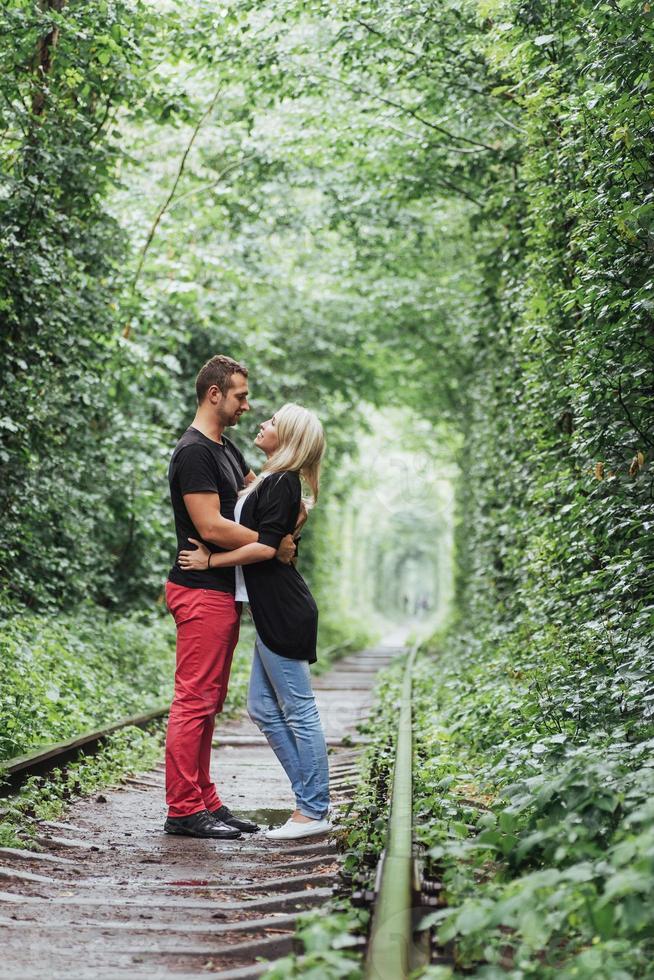 pareja amorosa en el camino de hierro. Ucrania. foto