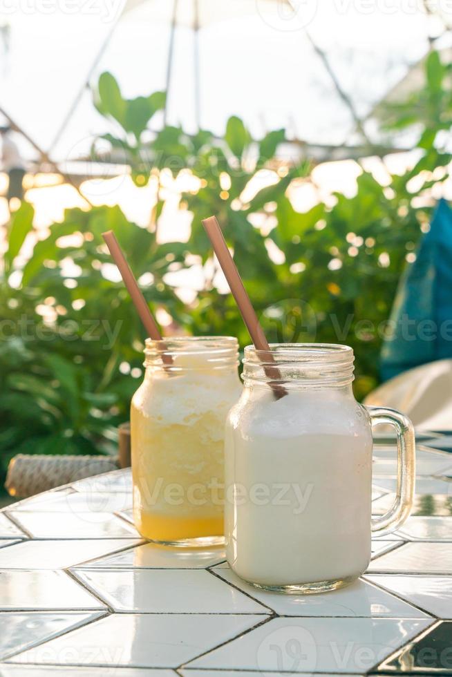 Tarro de batido de coco en la mesa foto