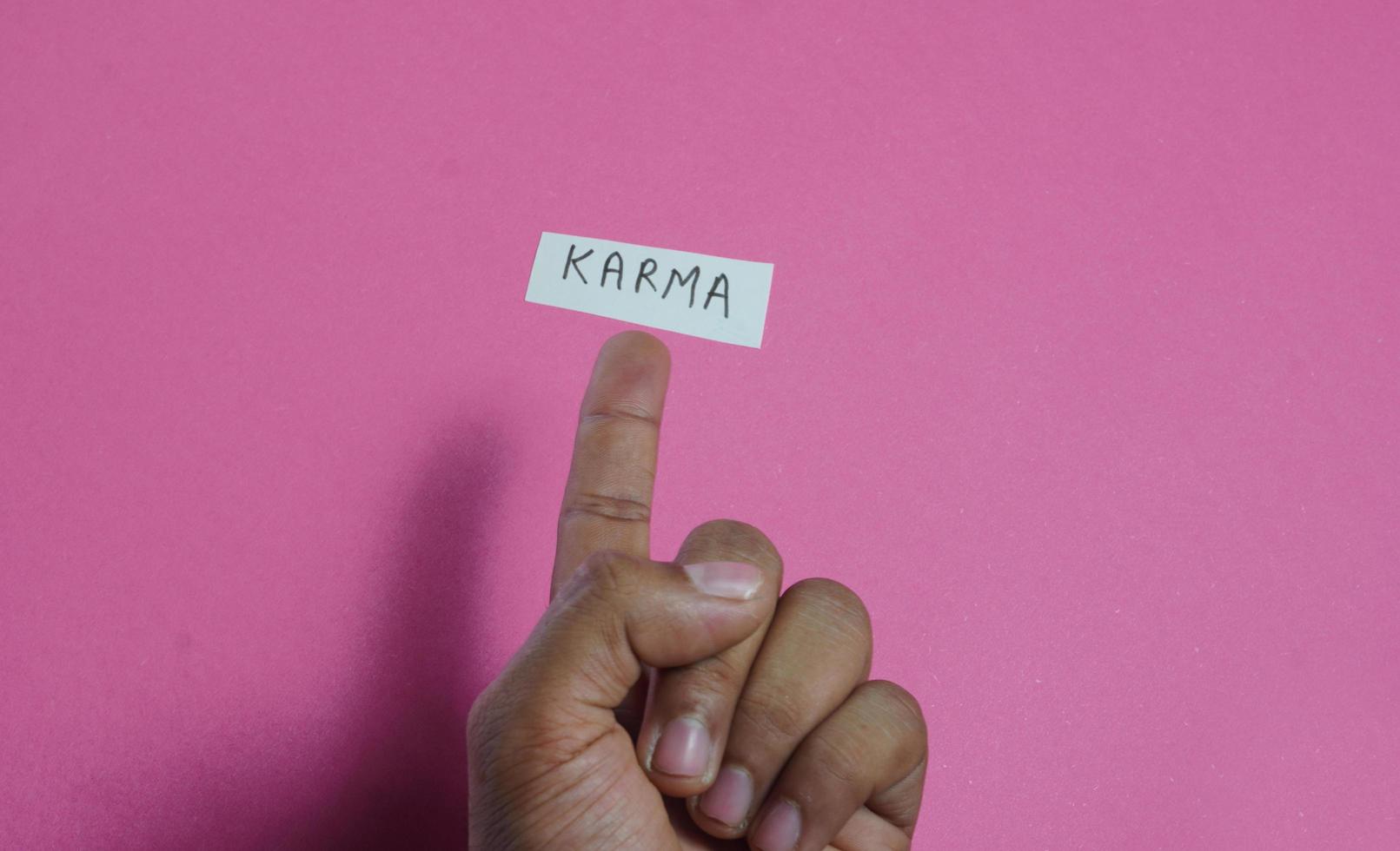 karma escrito en papel no sobre fondo aislado foto