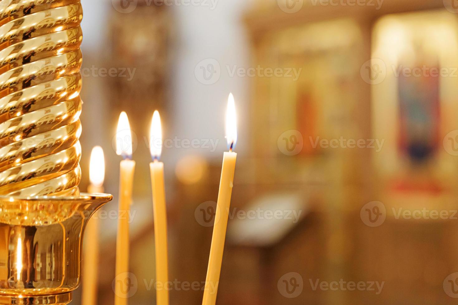 Iglesia Ortodoxa. cristiandad. decoración interior festiva con velas encendidas e icono en la iglesia ortodoxa tradicional en vísperas de pascua o navidad. religión fe orar símbolo. foto