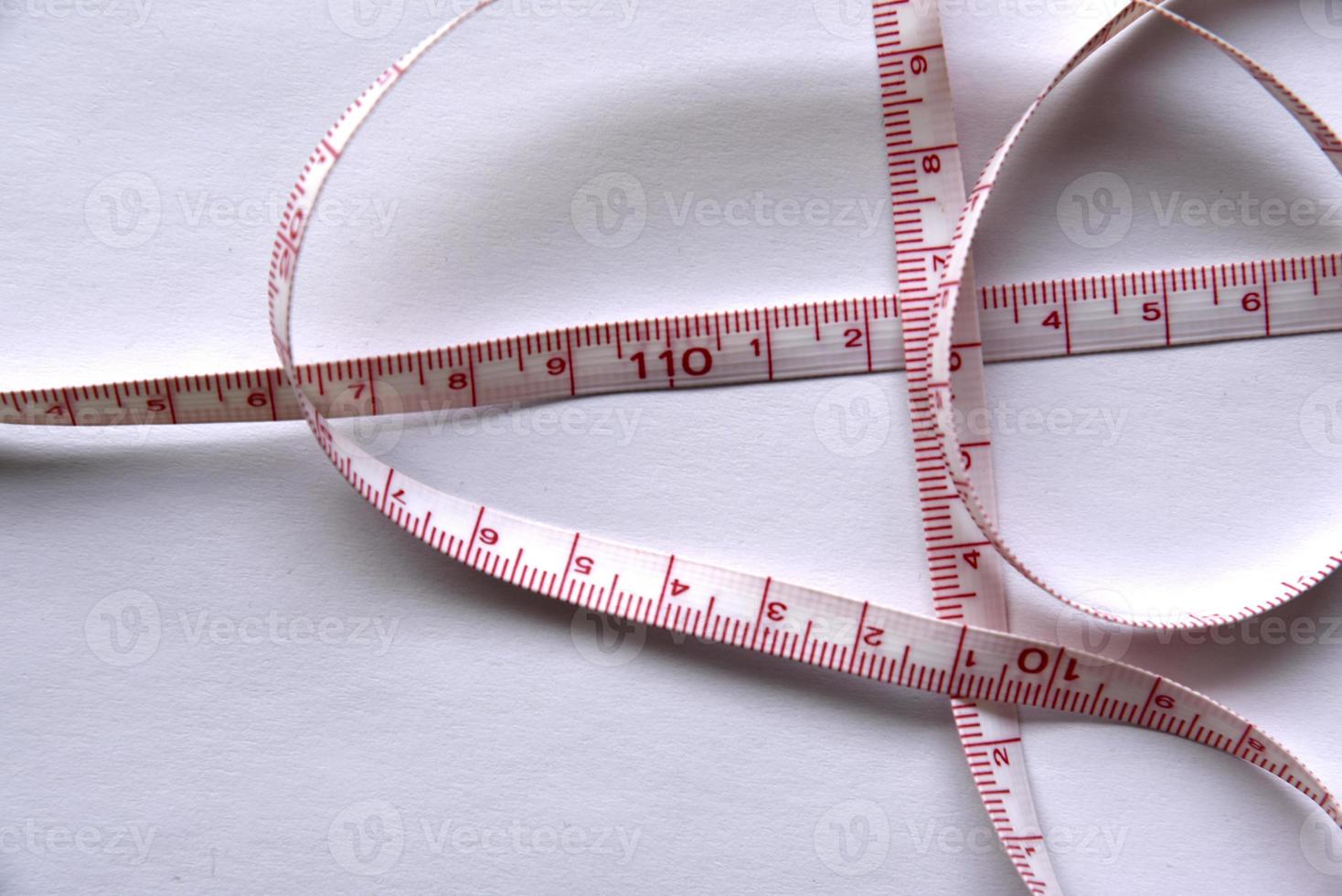 centímetro de costura cinta centimétrica cinta métrica de sastre sobre un  fondo blanco 6541934 Foto de stock en Vecteezy