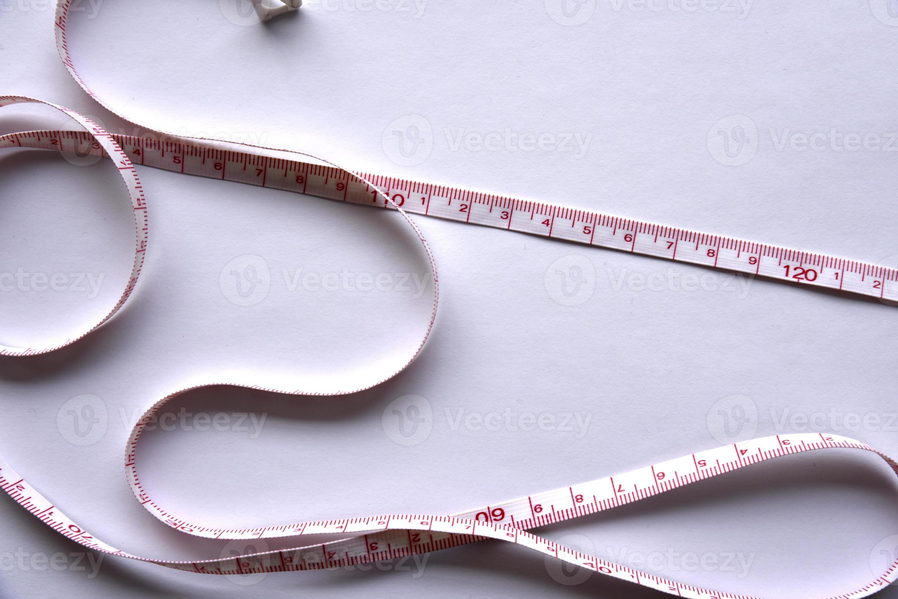 centímetro de costura cinta centimétrica cinta métrica de sastre sobre un  fondo blanco 6541934 Foto de stock en Vecteezy