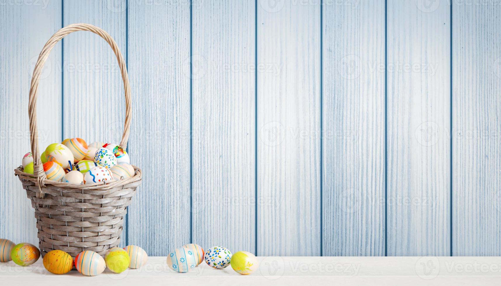 fondo de Pascua con coloridos huevos de Pascua sobre fondo de madera. foto