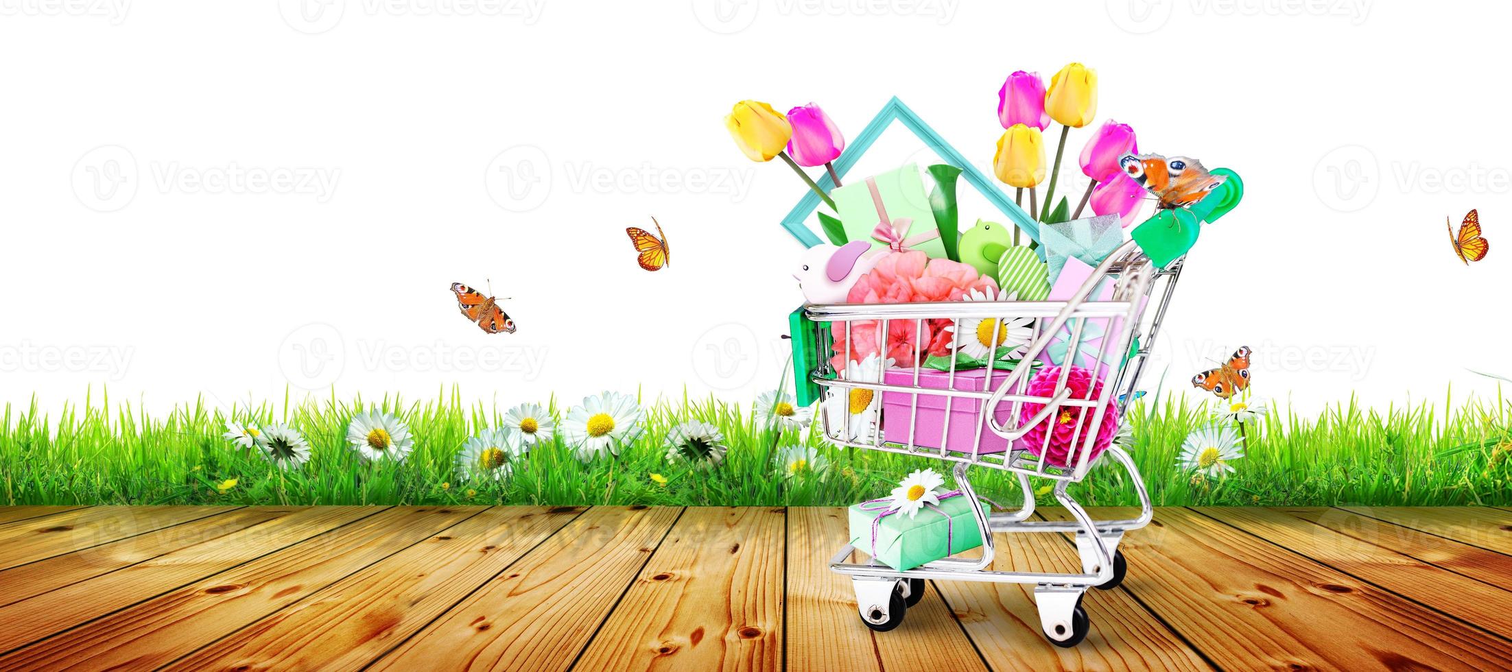 mini carrito de compras con coloridas flores y mariposas. foto