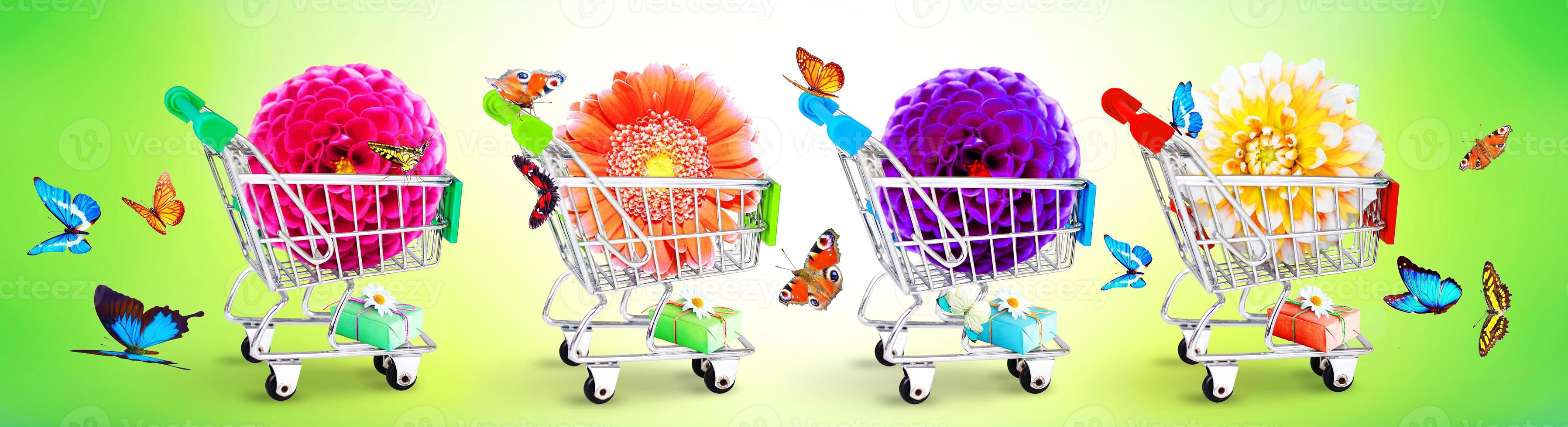 mini carrito de compras con coloridas flores y mariposas. foto