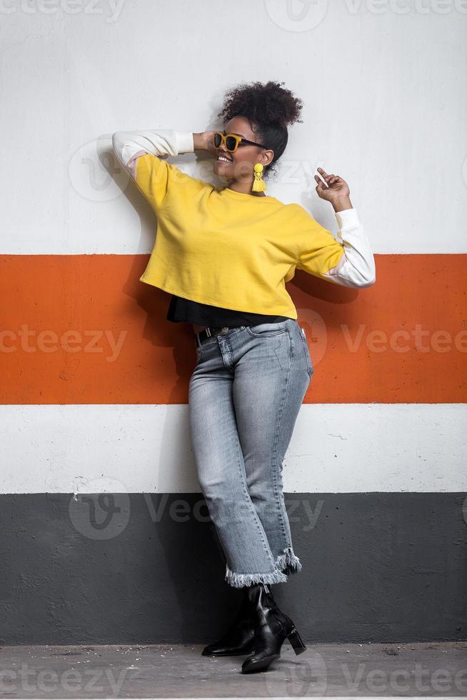 funky mujer étnica en traje de moda y gafas de sol foto