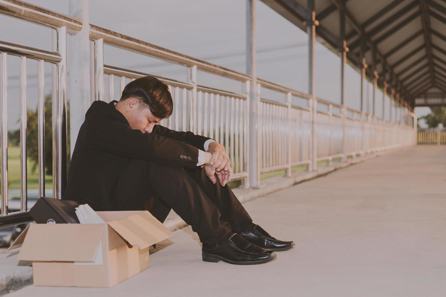 triste, asiático, hombre de negocios, perder, trabajo foto