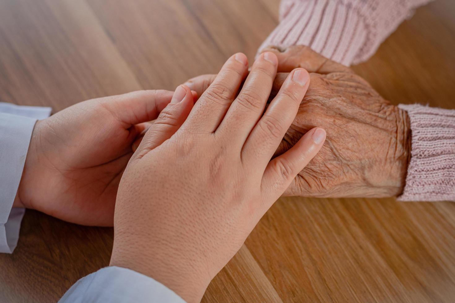 el médico estrechó la mano del paciente en señal de aliento. foto