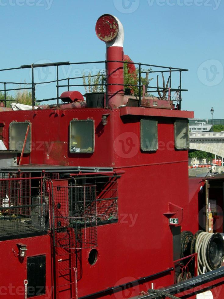 detalle de un barco rojo foto