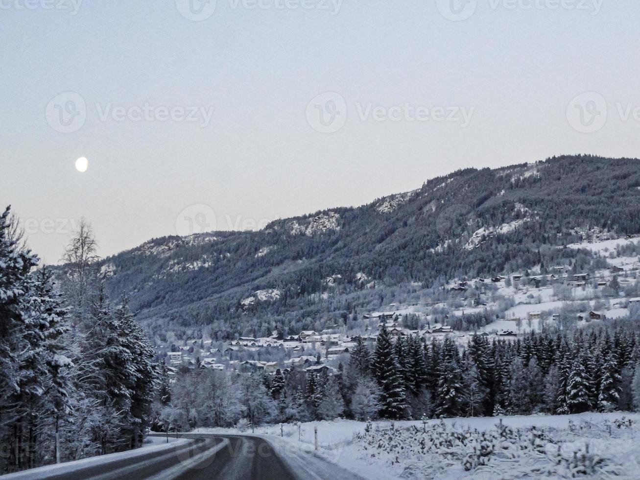conduciendo de noche a través de montañas, pueblos, bosques en noruega. foto