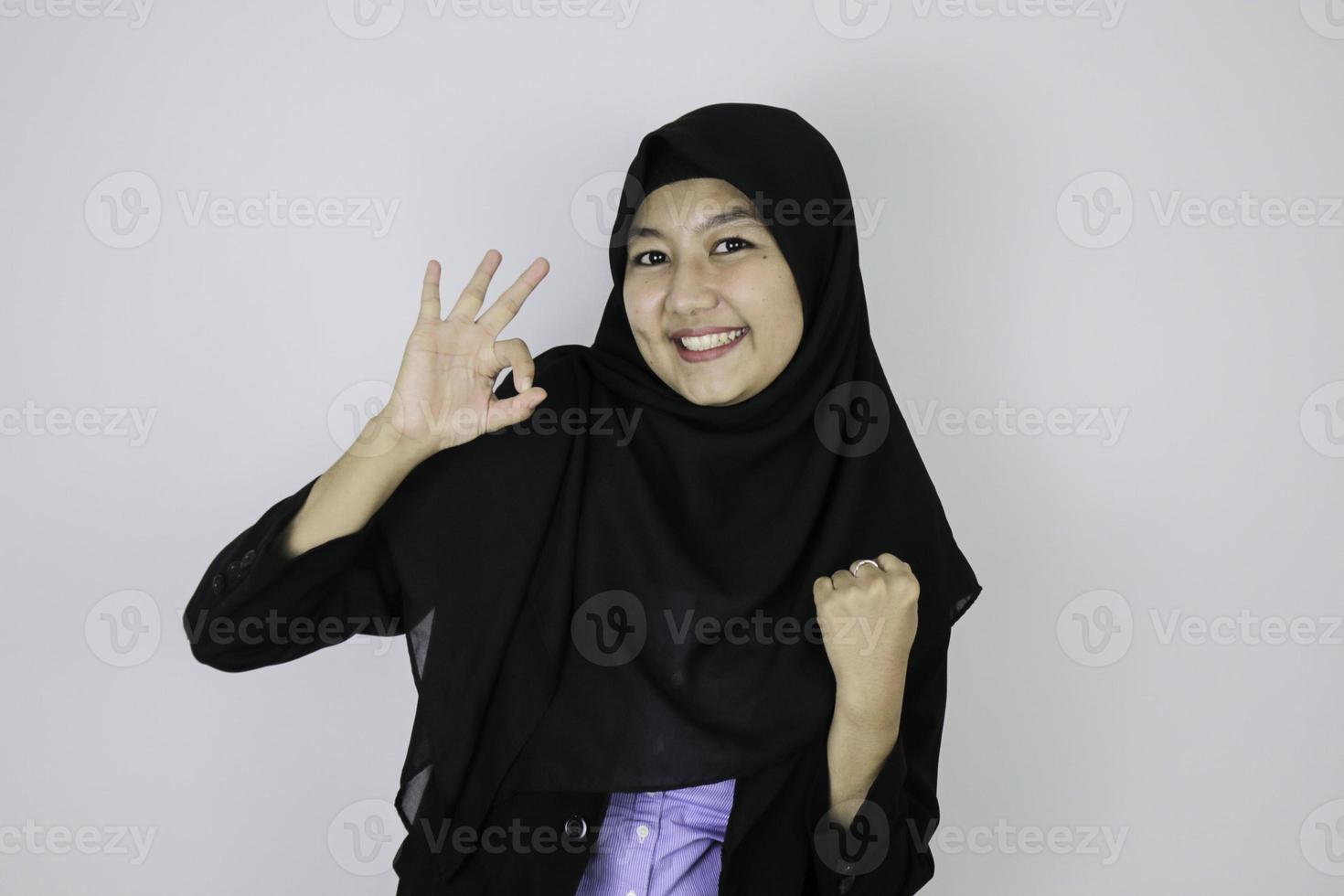 ok firmar con una sonrisa mujeres de negocios islámicas asiáticas confianza permanente. foto
