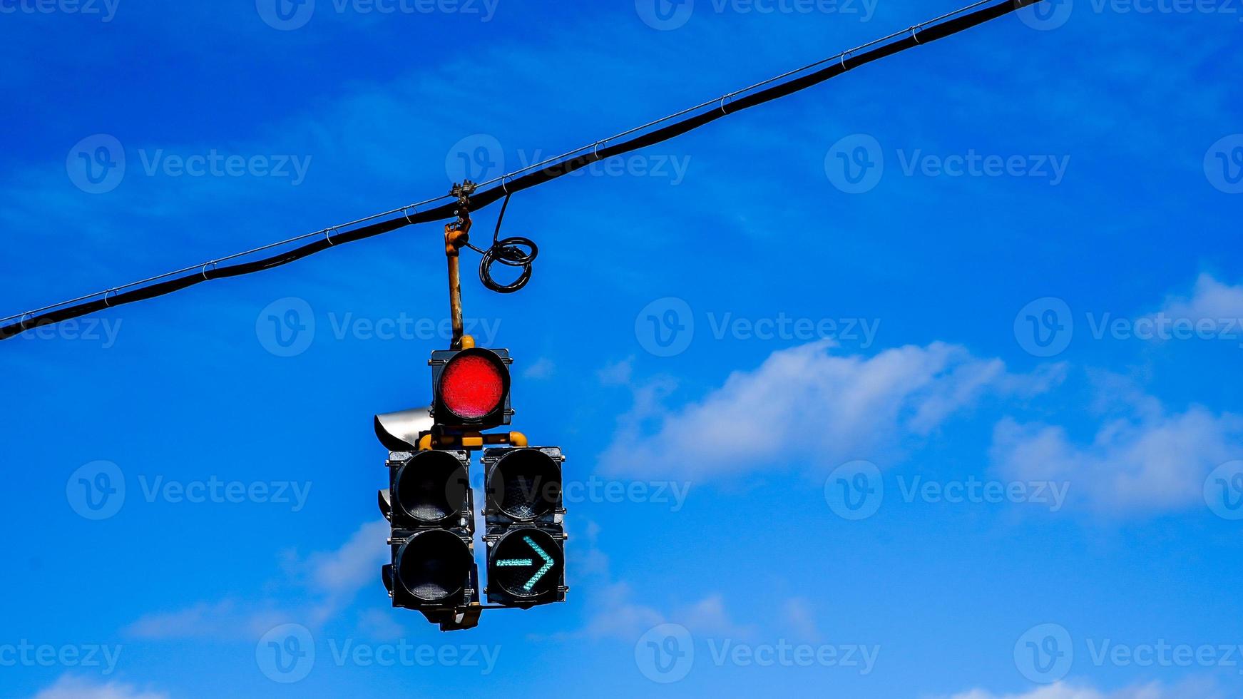 semáforos con cielo azul y algunas nubes foto