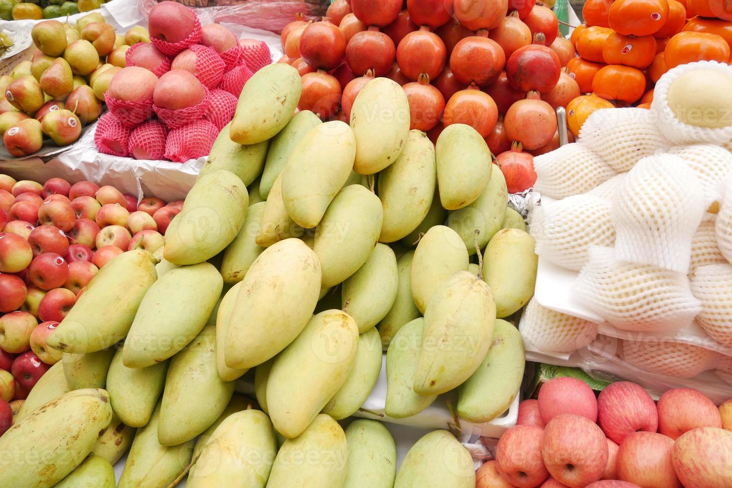 exposición de mango verde fresco a la venta en el mercado local foto