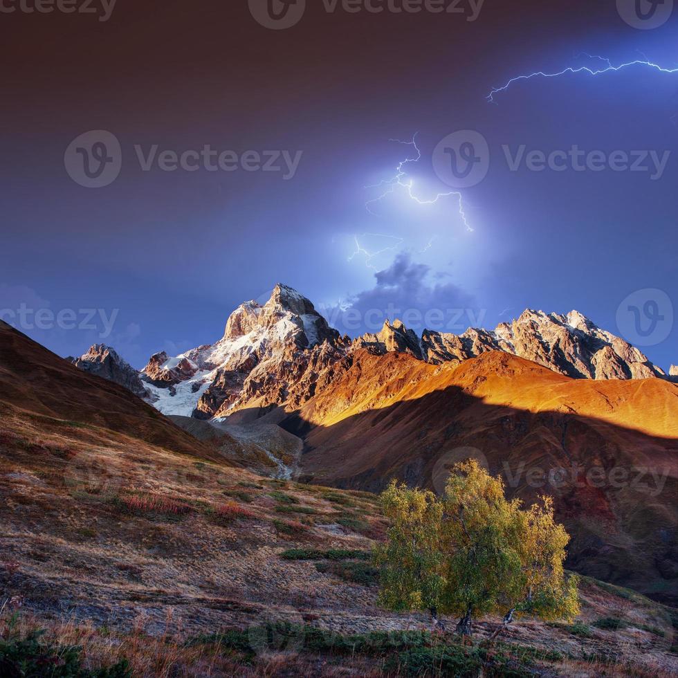 fantástico collage. hermoso relámpago sobre las cumbres nevadas foto