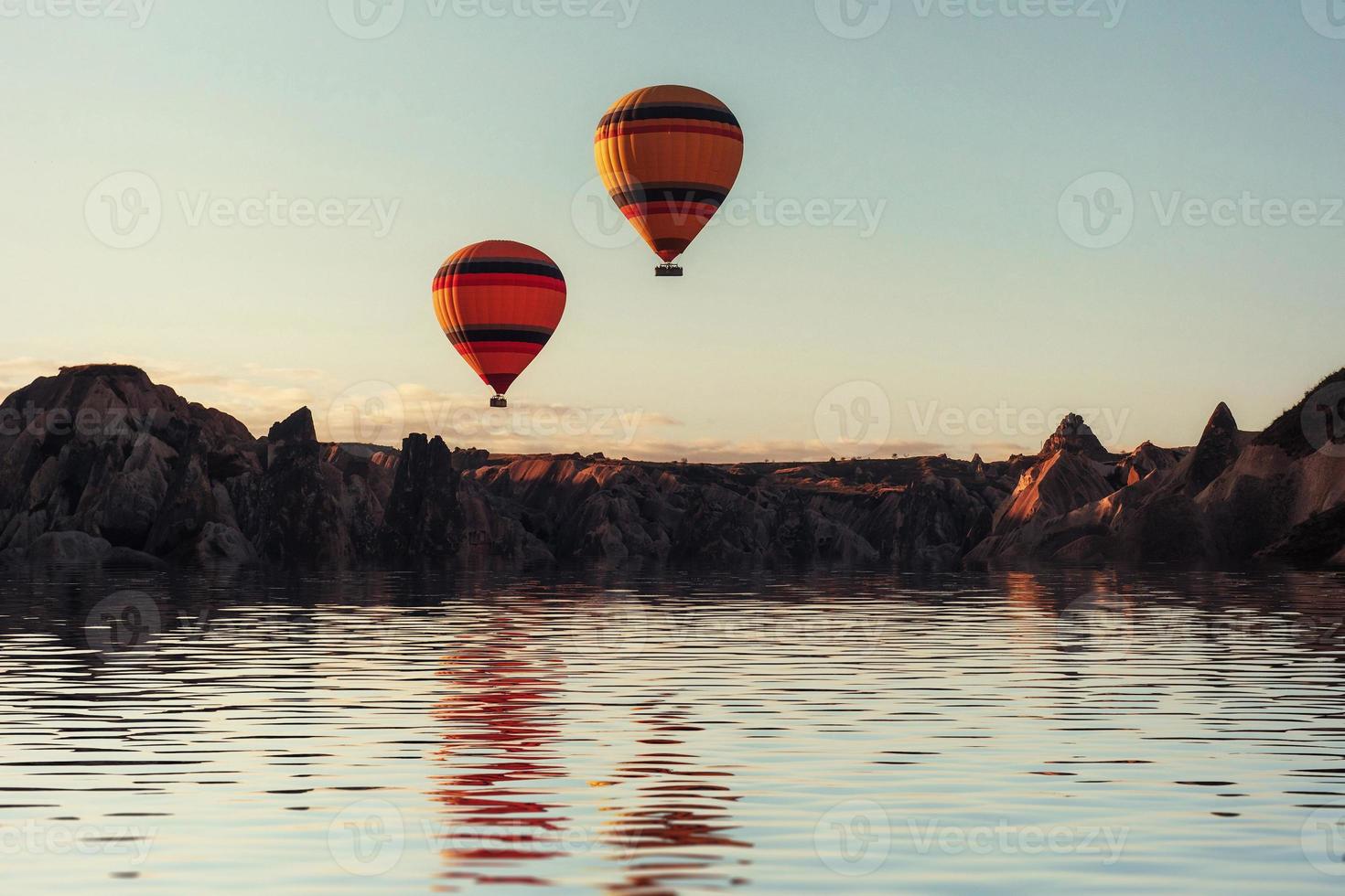 composición de globos sobre agua y valles, gargantas, colinas, b foto