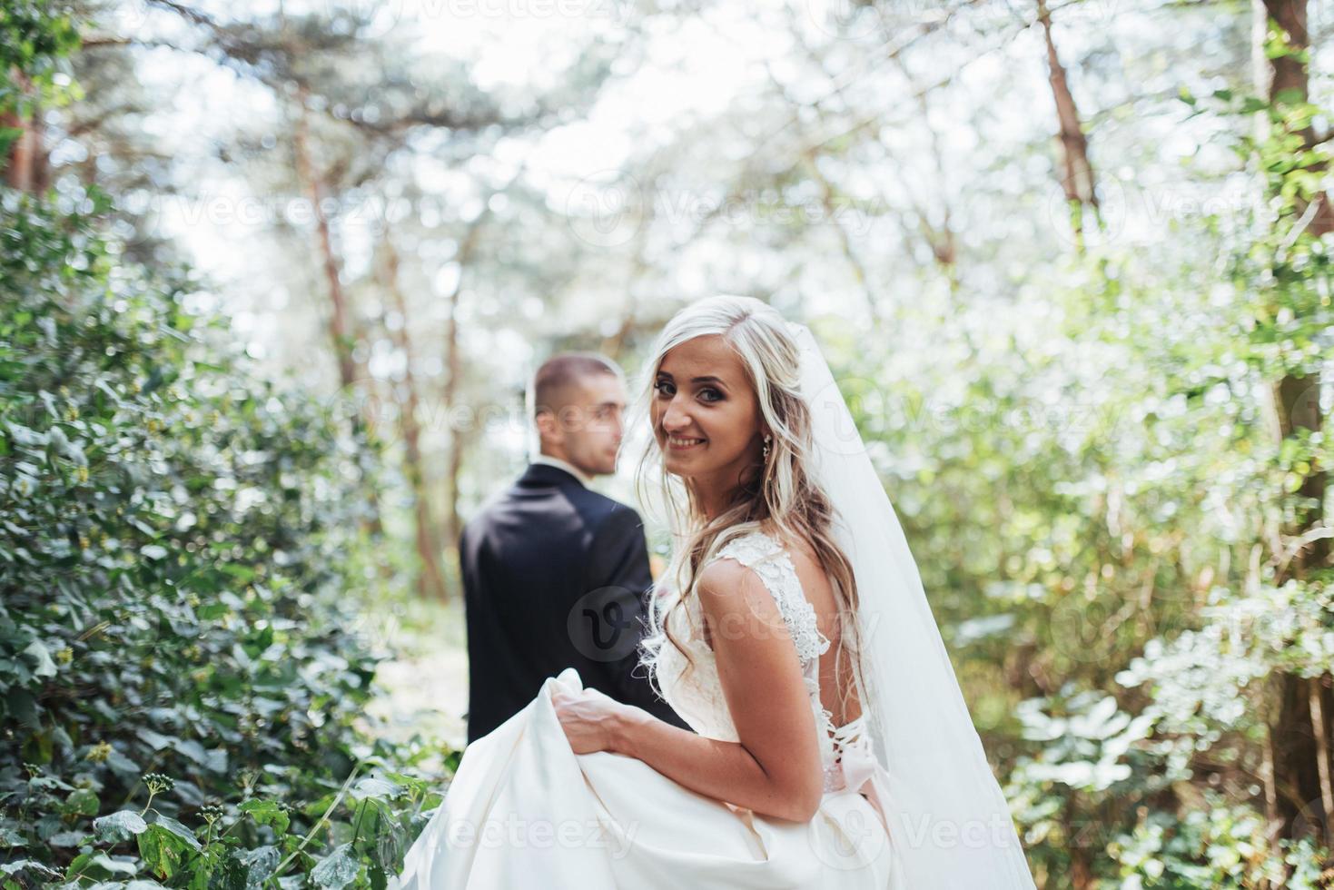 feliz pareja joven posa para los fotógrafos en su día más feliz. foto