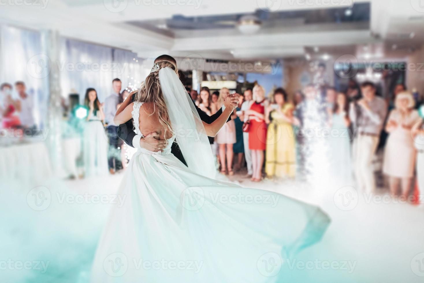 novios felices en su primer baile foto